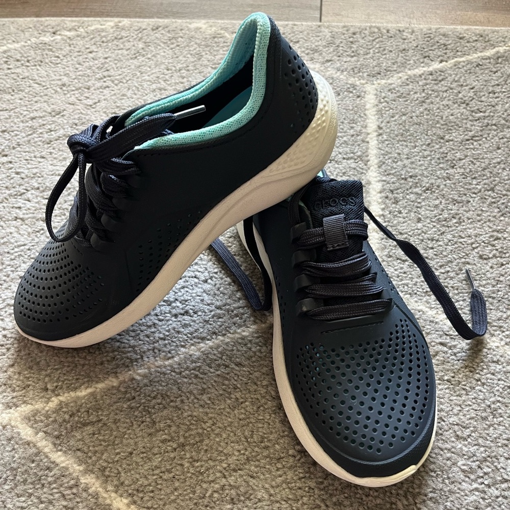 Literide Pacer By Crocs Navy Womens size 7 sneaker shoe